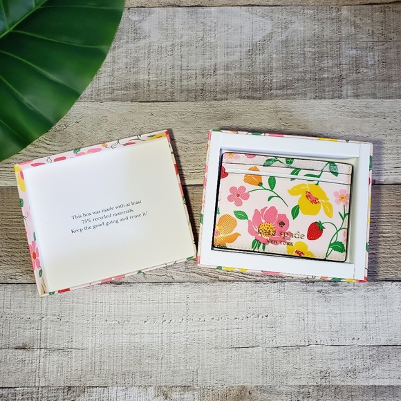 KATE SPADE | Strawberry Dreams 3D Crossbody & Card Holder 2-pc Set - Picture 4 of 9